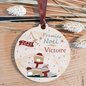 Ornement rond découpé dans du bois, personnalisé "Mon premier Noël 2025" et le prénom du nouveau né.