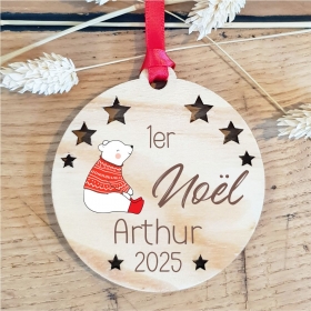 Boule en bois découpée au laser "Mon premier Noël" personnalisable, décorée avec son petit ourson.