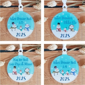 Ornement de sapin original en plexi représentant toute la famille, inscription colorée ton bleu, bonhomme de neige.