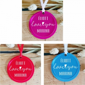 Cadeau pour un couple amoureux, tout juste mariés, une boule en feutrine et plexi personnalisée avec leurs prénoms.