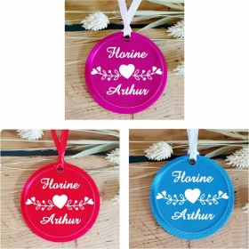 Une décoration de noël pour un couple à base de feutrine et d'un boule en plexiglass personnalisable.